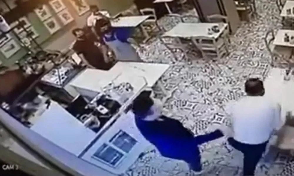 Θεσσαλονίκη: Τα έκαναν "γης μαδιάμ" σε μαγαζί γιατί δεν τους άφηναν να καθίσουν χωρίς πιστοποιητικά(βίντεο)